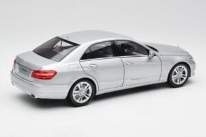 Mercedes Classe E W212 Avantgarde Iridium Argent Peinture Édition 2 Minichamps 1:18 B66960212-D2 Métal Moulé — image 3 sur 11