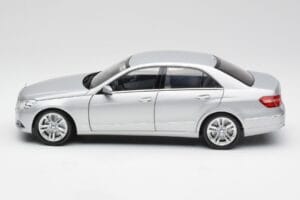 Mercedes Classe E W212 Avantgarde Iridium Argent Peinture Édition 2 Minichamps 1:18 B66960212-D2 Métal Moulé — image 4 sur 11