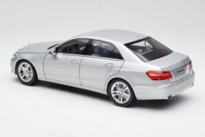 Mercedes Classe E W212 Avantgarde Iridium Argent Peinture Édition 2 Minichamps 1:18 B66960212-D2 Métal Moulé — image 7 sur 11