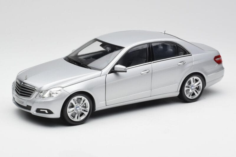 Mercedes Classe E W212 Avantgarde Iridium Argent Peinture Édition 2 Minichamps 1:18 B66960212-D2 Métal Moulé