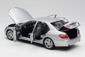 Mercedes Classe E W212 Avantgarde Iridium Argent Peinture Édition 1 Minichamps 1:18 B66960212-D1 Métal Moulé — image 5 sur 11