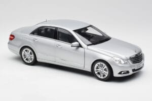 Mercedes Classe E W212 Avantgarde Iridium Argent Peinture Édition 1 Minichamps 1:18 B66960212-D1 Métal Moulé — image 6 sur 11