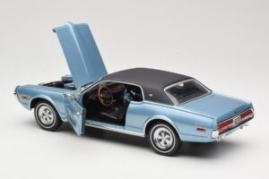 Mercury Cougar XR-7 Bleu Sun Star 1:18 1562 Métal Moulé — image 5 sur 8
