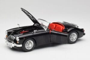 MGA English Roadster Noir Revell 1:18 84559091 Métal Moulé — image 2 sur 8