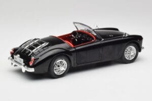 MGA English Roadster Noir Revell 1:18 84559091 Métal Moulé — image 3 sur 8