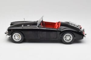 MGA English Roadster Noir Revell 1:18 84559091 Métal Moulé — image 4 sur 8