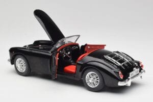 MGA English Roadster Noir Revell 1:18 84559091 Métal Moulé — image 5 sur 8