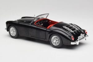 MGA English Roadster Noir Revell 1:18 84559091 Métal Moulé — image 7 sur 8