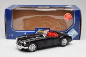 MGA English Roadster Noir Revell 1:18 84559091 Métal Moulé — image 8 sur 8