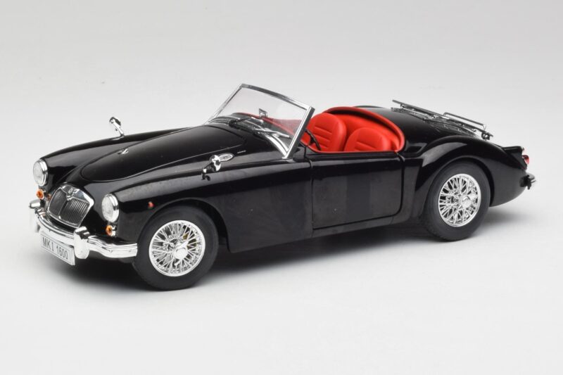 MGA English Roadster Noir Revell 1:18 84559091 Métal Moulé
