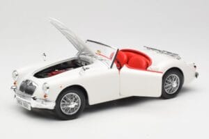 MGA Roadster Old English White Revell 1:18 08455 Métal Moulé — image 2 sur 8