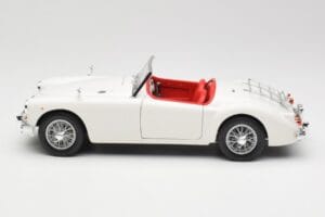 MGA Roadster Old English White Revell 1:18 08455 Métal Moulé — image 4 sur 8