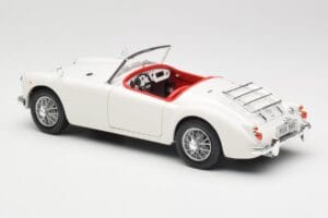 MGA Roadster Old English White Revell 1:18 08455 Métal Moulé — image 7 sur 8