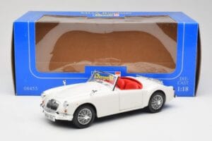 MGA Roadster Old English White Revell 1:18 08455 Métal Moulé — image 8 sur 8