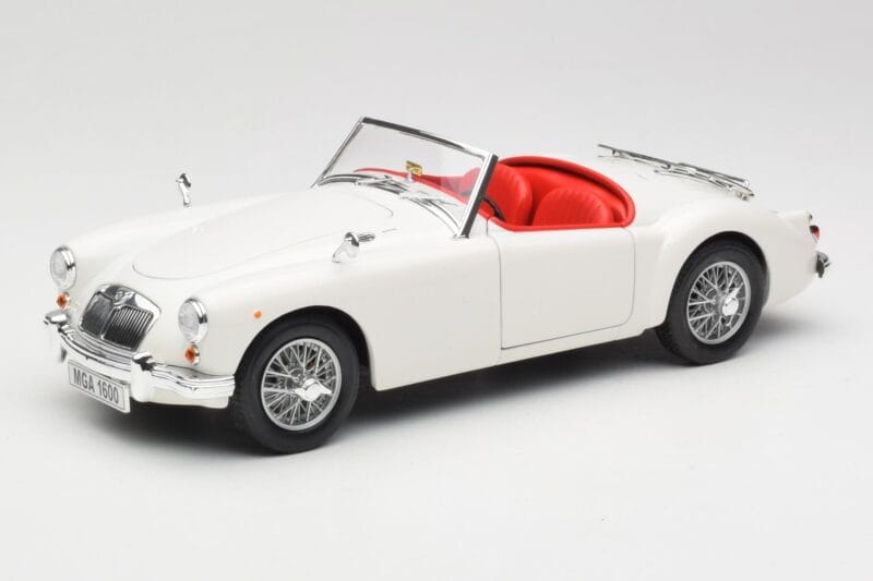 MGA Roadster Old English White Revell 1:18 08455 Métal Moulé