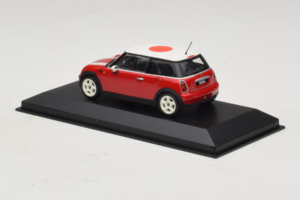 Mini Cooper Rouge Avec Drapeau du Japon Minichamps 1:43 80420309024-R1 Métal Moulé — image 3 sur 5