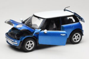 Mini Cooper R50 Bleu avec Toit Blanc Mondo Motors 1:18 MINI004 Métal Moulé — image 2 sur 8
