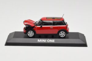 Mini One R50 Rouge Avec Toit Rouge Minichamps 1:43 MINI001 Métal Moulé — image 5 sur 5