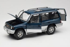 Mitsubishi Pajero V20 LWB Bleu & Argent Sun Star 1:18 1212 Métal Moulé — image 2 sur 8