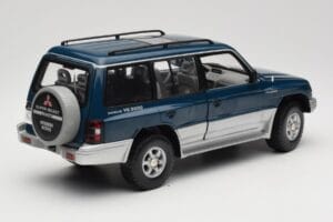 Mitsubishi Pajero V20 LWB Bleu & Argent Sun Star 1:18 1212 Métal Moulé — image 3 sur 8