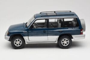 Mitsubishi Pajero V20 LWB Bleu & Argent Sun Star 1:18 1212 Métal Moulé — image 4 sur 8