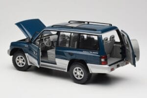 Mitsubishi Pajero V20 LWB Bleu & Argent Sun Star 1:18 1212 Métal Moulé — image 5 sur 8