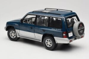 Mitsubishi Pajero V20 LWB Bleu & Argent Sun Star 1:18 1212 Métal Moulé — image 7 sur 8