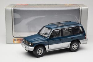 Mitsubishi Pajero V20 LWB Bleu & Argent Sun Star 1:18 1212 Métal Moulé — image 8 sur 8