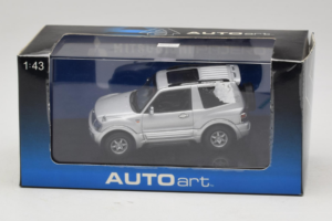 Mitsubishi Pajero SWB Argent AUTOart 1:43 57113 Métal Moulé — image 4 sur 4