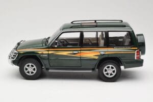 Mitsubishi Pajero V20 LWB Vert Sun Star 1:18 1225 Métal Moulé — image 4 sur 8