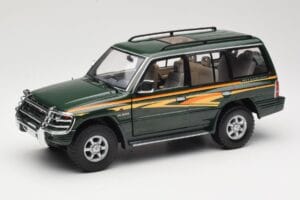 Mitsubishi Pajero V20 LWB Vert Sun Star 1:18 1225 Métal Moulé