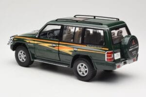 Mitsubishi Pajero V20 LWB Vert Sun Star 1:18 1225 Métal Moulé — image 7 sur 8