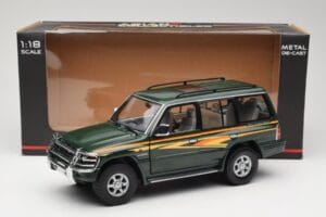 Mitsubishi Pajero V20 LWB Vert Sun Star 1:18 1225 Métal Moulé — image 8 sur 8