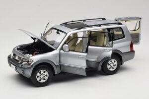 Mitsubishi Pajero V73 Bleu YC Model 1:18 241218040102010209 Métal Moulé — image 2 sur 8