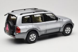 Mitsubishi Pajero V73 Bleu YC Model 1:18 241218040102010209 Métal Moulé — image 3 sur 8