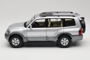 Mitsubishi Pajero V73 Bleu YC Model 1:18 241218040102010209 Métal Moulé — image 4 sur 8
