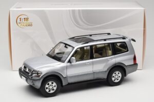 Mitsubishi Pajero V73 Bleu YC Model 1:18 241218040102010209 Métal Moulé — image 8 sur 8