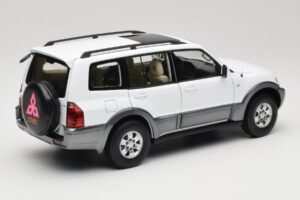 Mitsubishi Pajero V73 Blanc YC Model 1:18 241218040103010206 Métal Moulé — image 3 sur 8