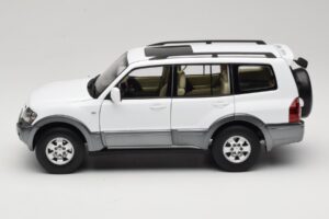 Mitsubishi Pajero V73 Blanc YC Model 1:18 241218040103010206 Métal Moulé — image 4 sur 8