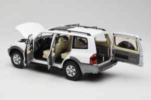 Mitsubishi Pajero V73 Blanc YC Model 1:18 241218040103010206 Métal Moulé — image 5 sur 8