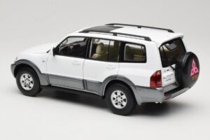 Mitsubishi Pajero V73 Blanc YC Model 1:18 241218040103010206 Métal Moulé — image 7 sur 8