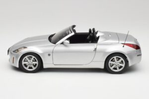 Nissan 350Z Z33 Roadster Diamond Argent AUTOart 1:18 77371 Métal Moulé — image 4 sur 8