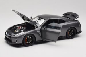 Nissan GT-R R35 Track Edition NISMO Gun Metallic MotorHelix 1:18 M83507 Métal Moulé — image 2 sur 8