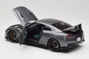 Nissan GT-R R35 Track Edition NISMO Gun Metallic MotorHelix 1:18 M83507 Métal Moulé — image 5 sur 8
