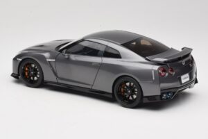 Nissan GT-R R35 Track Edition NISMO Gun Metallic MotorHelix 1:18 M83507 Métal Moulé — image 7 sur 8