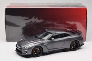 Nissan GT-R R35 Track Edition NISMO Gun Metallic MotorHelix 1:18 M83507 Métal Moulé — image 8 sur 8