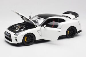 Nissan GT-R R35 Track Edition NISMO Pearl White MotorHelix 1:18 M83518 Métal Moulé — image 2 sur 8
