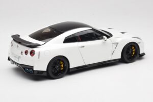 Nissan GT-R R35 Track Edition NISMO Pearl White MotorHelix 1:18 M83518 Métal Moulé — image 3 sur 8