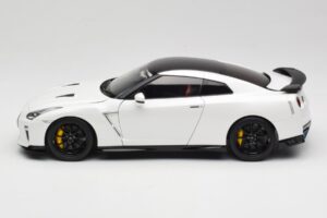 Nissan GT-R R35 Track Edition NISMO Pearl White MotorHelix 1:18 M83518 Métal Moulé — image 4 sur 8