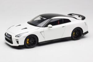Nissan GT-R R35 Track Edition NISMO Pearl White MotorHelix 1:18 M83518 Métal Moulé